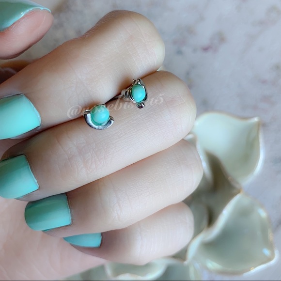 💋🆕Dainty Silver Boho Crescent Stud Earrings - Picture 6 of 7